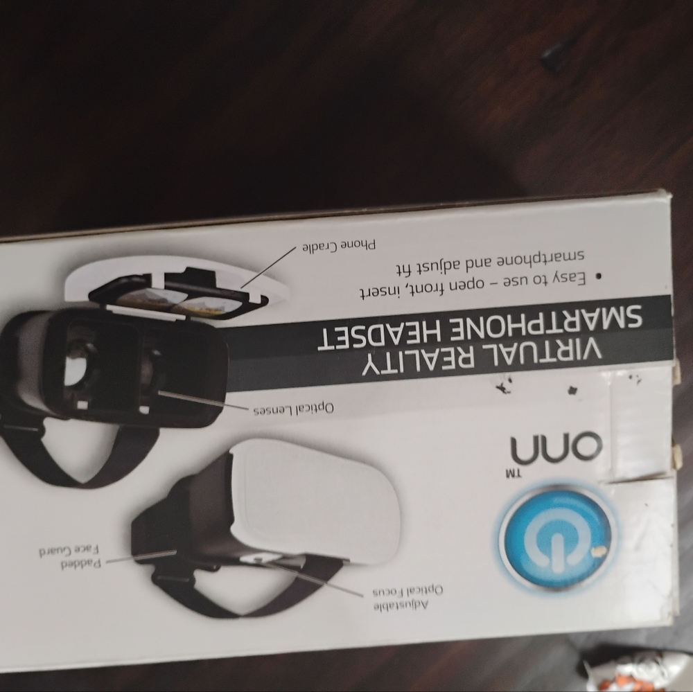 On Running Black and White Smartphone VR Headset with Adjustable Strap